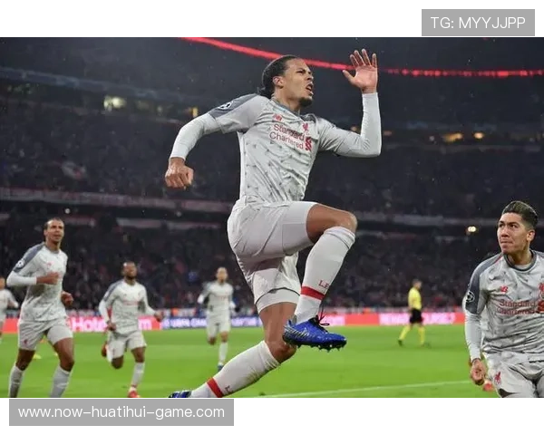 范戴克在禁区内高高跃起完成头球解围，截断对方边路横传